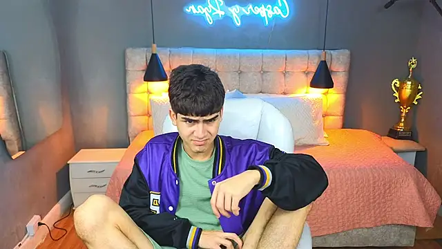 Snapshot of Tommy18__ chatting on 03-09-25, 06:50 Tommy18 online show from 03-09-25, 06:50