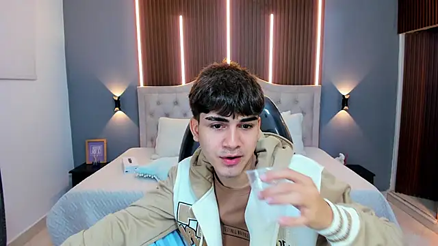 Snapshot of Tommy18__ chatting on 10-11-25, 03:40 Tommy18 online show from 10-11-25, 03:40