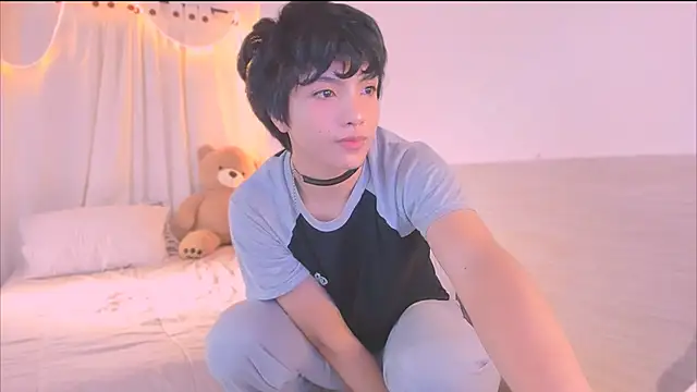 AllanYong18 online show from 11-17-25, 02:21