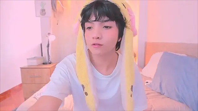 AllanYong18 online show from 12-21-25, 08:09