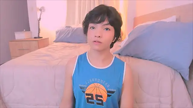 AllanYong18 online show from 12-04-25, 10:36