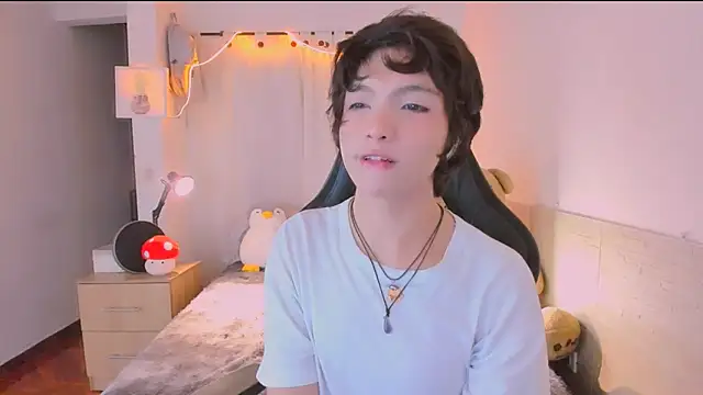 AllanYong18 online show from 04-12-26, 09:01