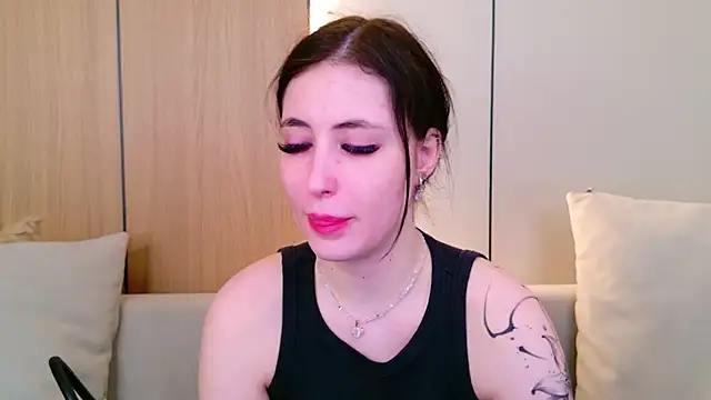 Snapshot of EmmaLawrens chatting on 04-18-26, 11:01 EmmaLawrens online show from 04-18-26, 11:01