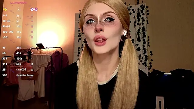 Snapshot of Emily__Mooree chatting on 10-18-25, 07:10 Emily Mooree online show from 10-18-25, 07:10