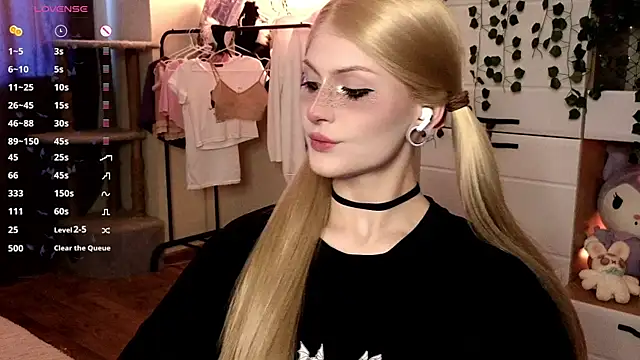 Snapshot of Emily__Mooree chatting on 10-08-25, 08:27 Emily Mooree online show from 10-08-25, 08:27