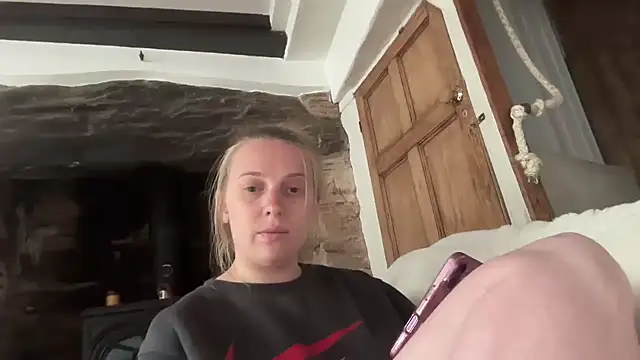 Ella-82 online show from 06-15-26, 06:40