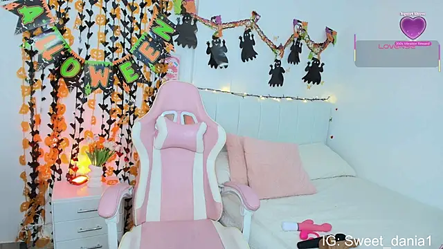 sweet dania  online show from 10-30-25, 10:13