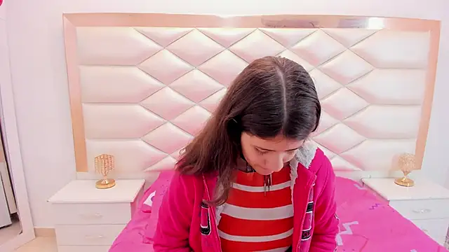 Snapshot of MiaQueen021 chatting on 03-12-25, 12:26 MiaQueen021 online show from 03-12-25, 12:26