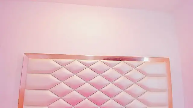 Snapshot of MiaQueen021 chatting on 03-19-25, 12:34 MiaQueen021 online show from 03-19-25, 12:34