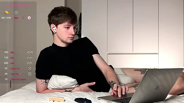 Snapshot of Calvin_Polanski chatting on 02-12-26, 05:40 Calvin Polanski online show from 02-12-26, 05:40