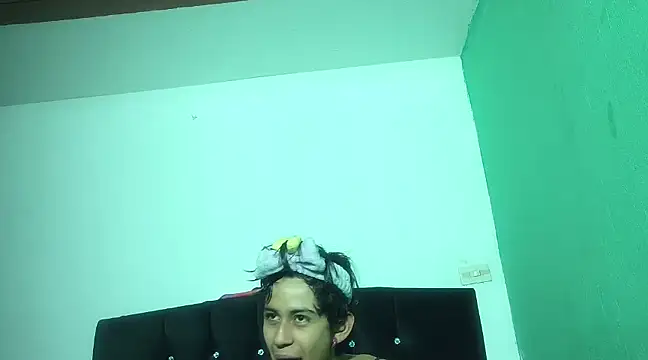 Snapshot of boysLittle chatting on 03-17-25, 12:04 boysLittle online show from 03-17-25, 12:04