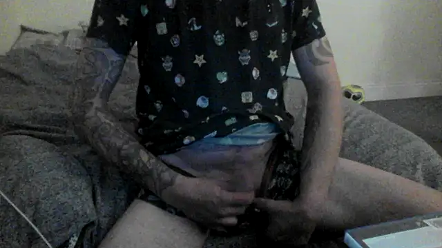 Snapshot of allnaked00 chatting on 05-12-26, 01:57 allnaked00 online show from 05-12-26, 01:57