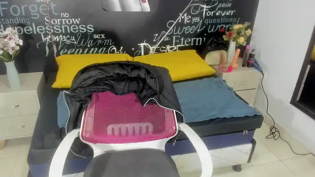 Snapshot of EmmySweett2 chatting on 10-27-25, 01:23 EmmySweett2 online show from 10-27-25, 01:23