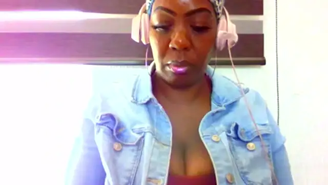 chocolatechipkukky85 online show from 04-22-26, 05:42