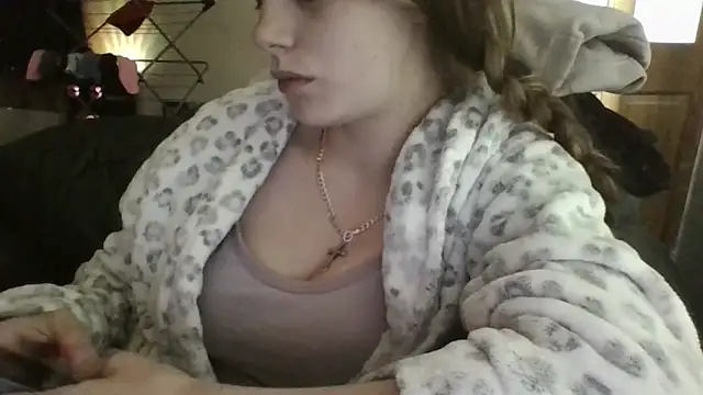 Snapshot of VioletxBlue chatting on 06-10-26, 12:06 VioletxBlue online show from 06-10-26, 12:06