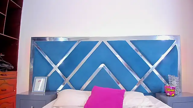 LucineArias online show from 10-31-25, 08:49