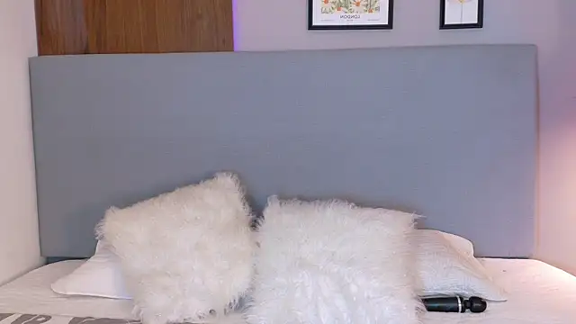 Snapshot of AlynAllen chatting on 10-25-25, 11:20 AlynAllen online show from 10-25-25, 11:20