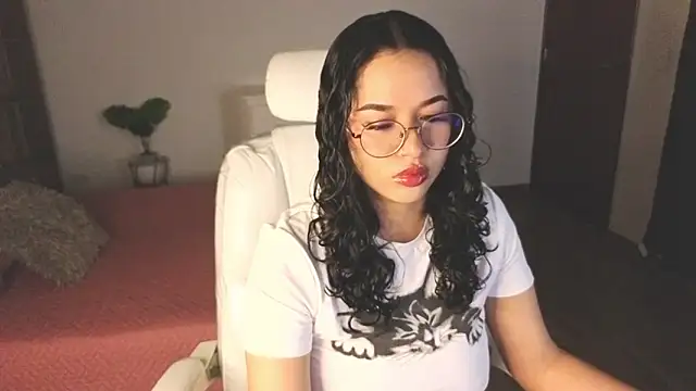 Renaxi Smith online show from 03-25-26, 07:46