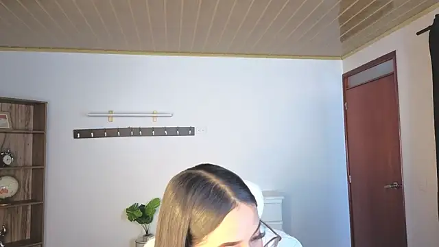 Renaxi Smith online show from 04-15-26, 07:58