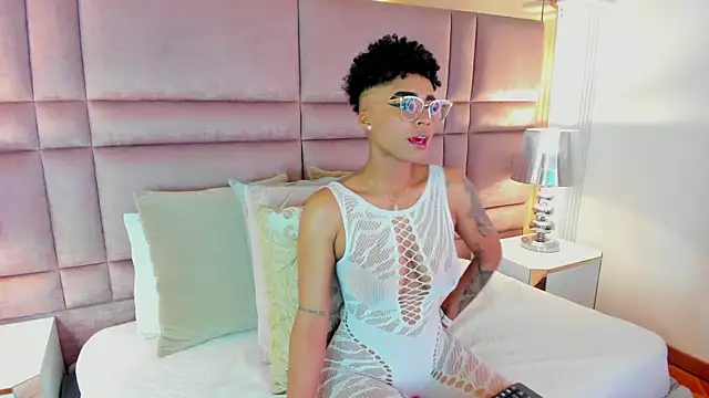 LuciaWallace online show from 09-27-25, 03:34