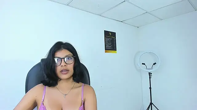 Salmaportman69 online show from 10-17-25, 03:32