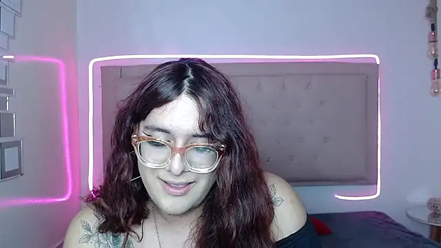 Snapshot of kathepickmanx chatting on 10-15-25, 03:49 kathepickmanx online show from 10-15-25, 03:49