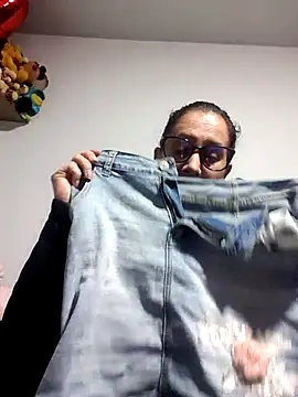 Snapshot of CHARLOTTE_1711 chatting on 10-15-25, 04:00 CHARLOTTE 1711 online show from 10-15-25, 04:00