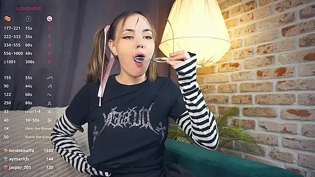 Snapshot of SunnCornfield chatting on 02-01-25, 02:05 SunnCornfield online show from 02-01-25, 02:05