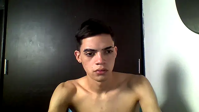 Snapshot of Latinos_2001 chatting on 07-01-26, 12:55 Latinos 2001 online show from 07-01-26, 12:55