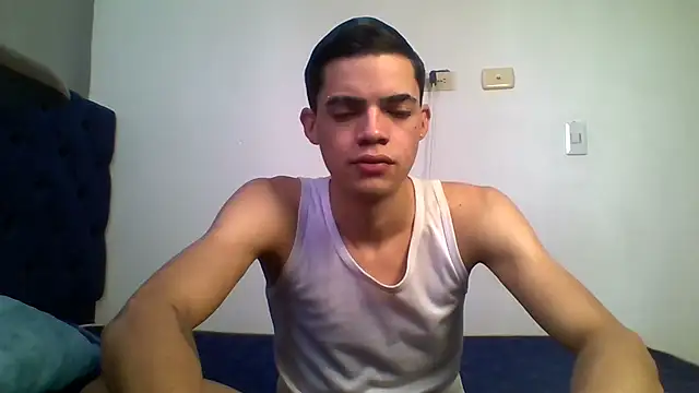 Snapshot of Latinos_2001 chatting on 07-06-26, 02:13 Latinos 2001 online show from 07-06-26, 02:13