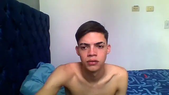 Snapshot of Latinos_2001 chatting on 05-06-26, 01:48 Latinos 2001 online show from 05-06-26, 01:48