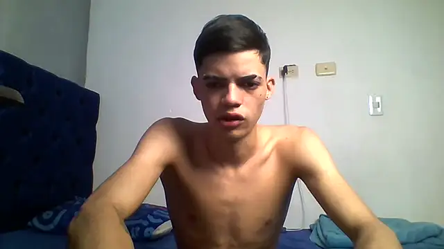 Snapshot of Latinos_2001 chatting on 06-25-26, 12:32 Latinos 2001 online show from 06-25-26, 12:32