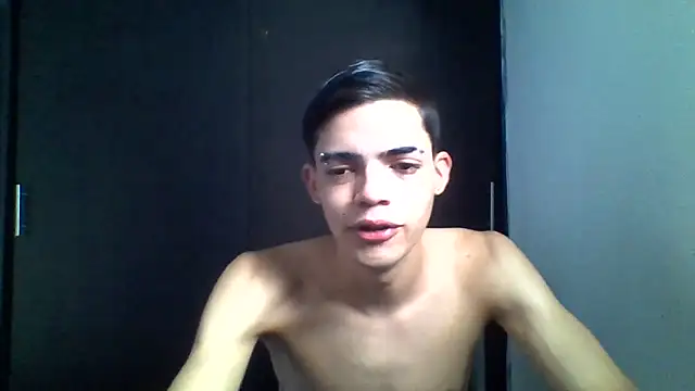 Snapshot of Latinos_2001 chatting on 05-17-26, 10:43 Latinos 2001 online show from 05-17-26, 10:43