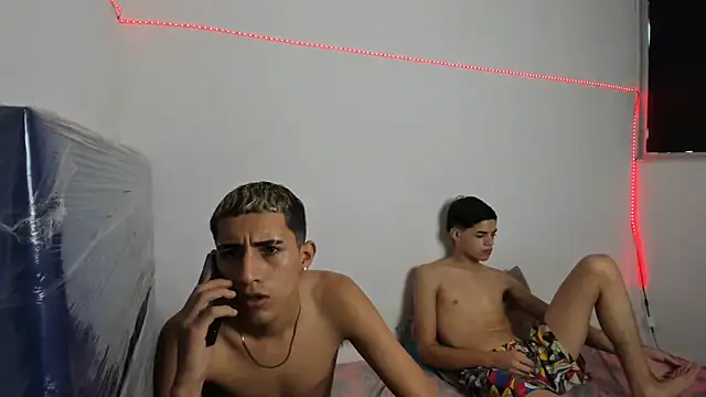 Snapshot of Latinos_2001 chatting on 02-26-25, 01:22 Latinos 2001 online show from 02-26-25, 01:22