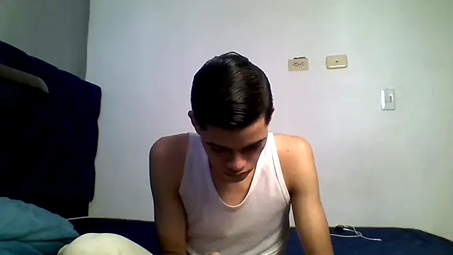 Snapshot of Latinos_2001 chatting on 07-04-26, 02:43 Latinos 2001 online show from 07-04-26, 02:43
