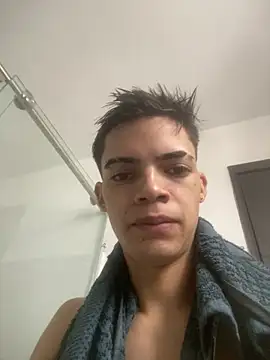 Snapshot of Latinos_2001 chatting on 06-16-26, 01:22 Latinos 2001 online show from 06-16-26, 01:22