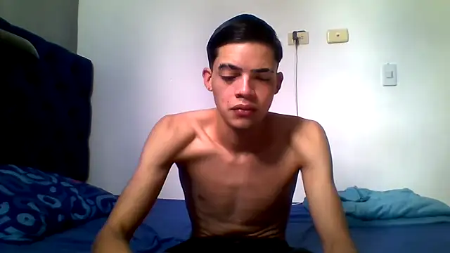 Snapshot of Latinos_2001 chatting on 06-02-26, 02:39 Latinos 2001 online show from 06-02-26, 02:39
