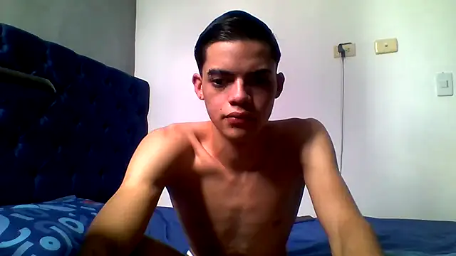Snapshot of Latinos_2001 chatting on 05-25-26, 04:28 Latinos 2001 online show from 05-25-26, 04:28