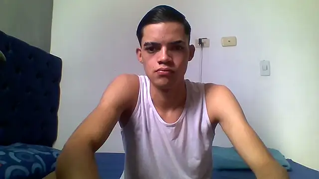 Snapshot of Latinos_2001 chatting on 06-17-26, 01:32 Latinos 2001 online show from 06-17-26, 01:32