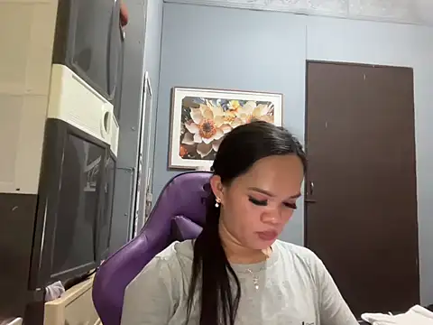 SophiaCourthaway online show from 11-06-25, 10:47