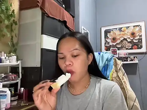 SophiaCourthaway online show from 12-17-25, 09:47