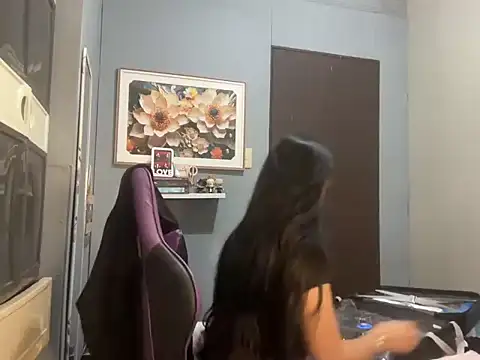 SophiaCourthaway online show from 11-18-25, 05:49