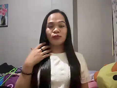 SophiaCourthaway online show from 05-18-26, 10:47