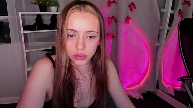 Snapshot of Sahara_Shields chatting on 02-25-25, 04:35 Sahara Shields online show from 02-25-25, 04:35