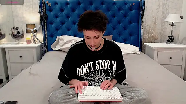 via mayer  online show from 03-02-26, 09:00