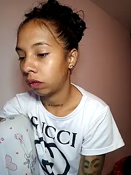 Snapshot of Miss_sparkle00 chatting on 02-02-25, 03:32 Miss sparkle00 online show from 02-02-25, 03:32