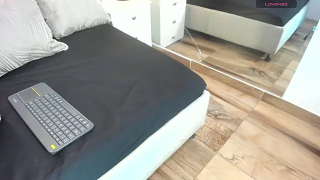 raquell moore online show from 10-24-25, 11:42