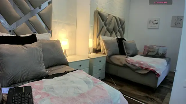 raquell moore online show from 10-08-25, 01:07