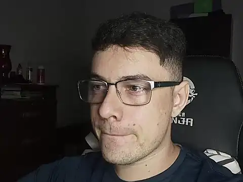 Snapshot of Dyllan__ chatting on 10-23-25, 01:37 Dyllan online show from 10-23-25, 01:37