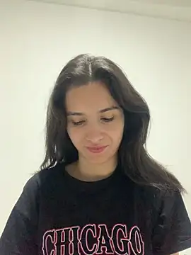 Snapshot of Bella_still chatting on 09-14-25, 01:22 Bella still online show from 09-14-25, 01:22